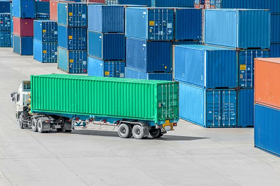 van-chuyen-hang-hoa-bang-xe-container-hieu-biet-va-thuc-tien-1
